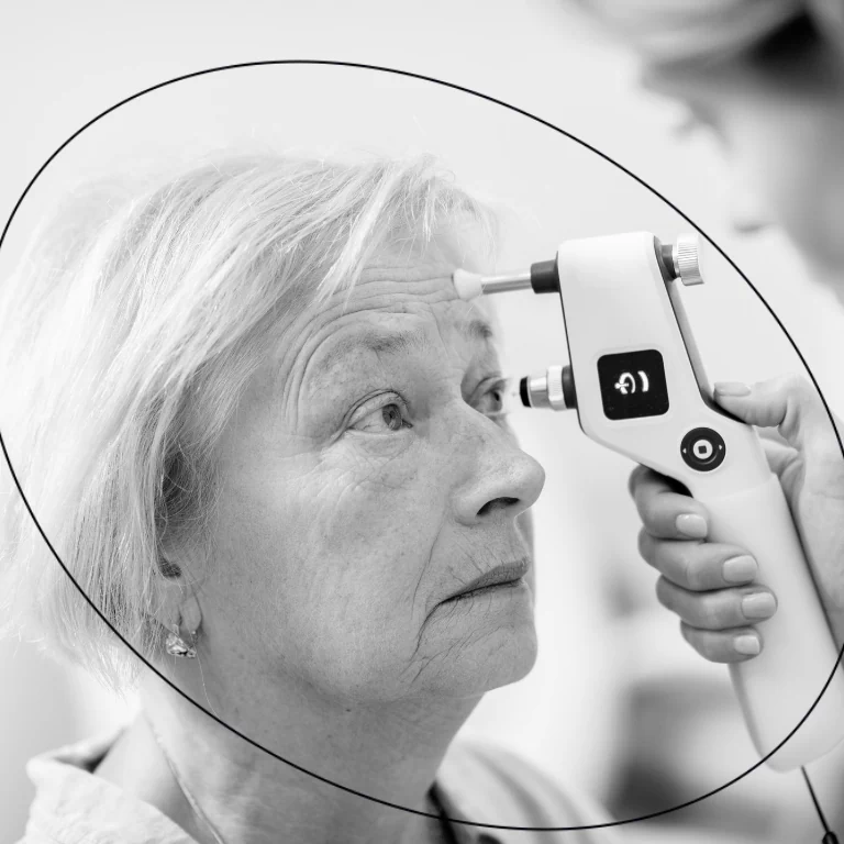 Badanie oka u starszej kobiety